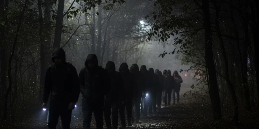 Группа людей из Беларуси спокойно пересекает участок с частным домом в Латвии