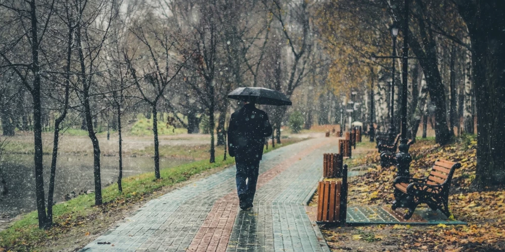 Холодная неделя в Латвии: дожди и мокрый снег с температурами до +7 градусов