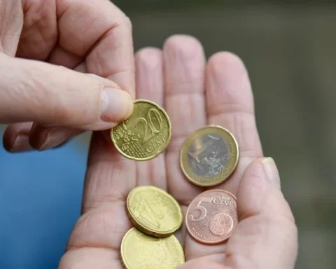 Исследование Eurostat: 8,2% работающих в Латвии подвержены риску бедности