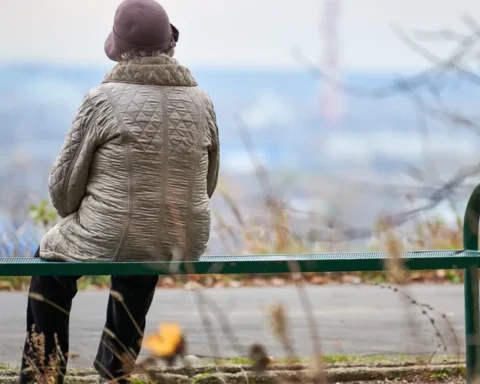 К 2050 году пенсии в Латвии снизятся до 25% зарплаты без личного участия