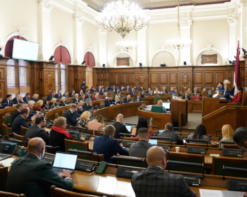 Коалиция в Латвии становится непредсказуемой после поддержки отставки министра Швинки