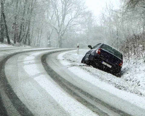 Крупнейшая в Латвии страховка: 74 000 евро за аварии на черном льду