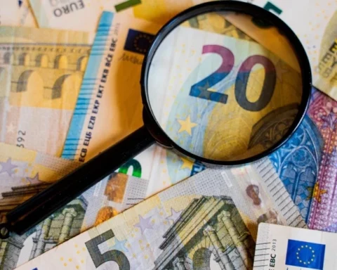 Латвийцам объяснили, какую сумму откладывает средний участник на 3-м пенсионном уровне