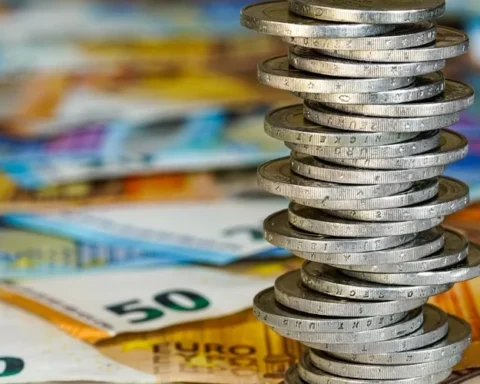 Латвийцы активно берут кредиты: каждый четвертый уже задолжал банкам