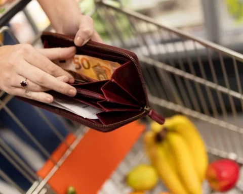 Латвийцы изменяют потребительские привычки в условиях экономии расходов