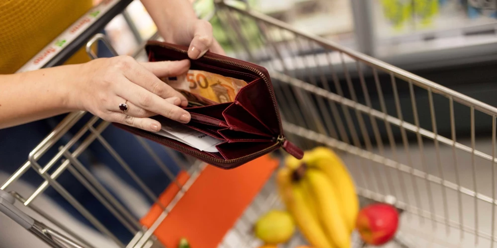 Латвийцы изменяют потребительские привычки в условиях экономии расходов