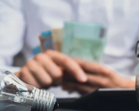 Латвийцы переплачивают за электричество из-за недостатка интереса к ценам