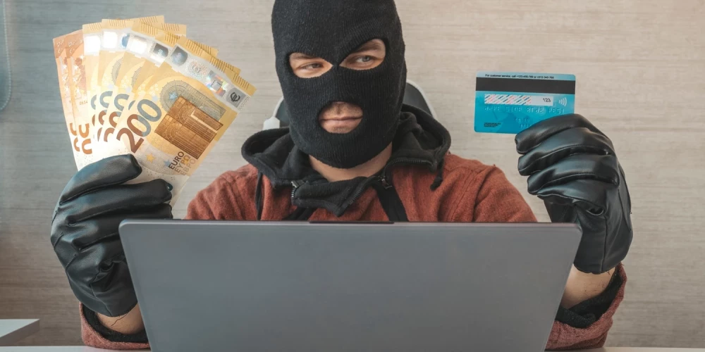 Латвийские банки потеряли 10 миллионов евро из-за мошеннических схем с посылками