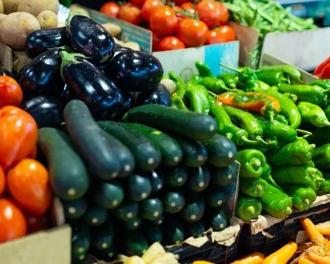 Латвийские фермеры предупреждают о сложной ситуации с овощами в магазинах