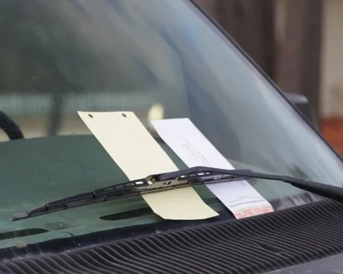 Латвийским водителям предложены меры по снижению штрафов за парковку