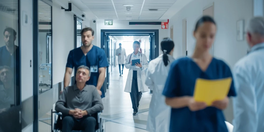 Латвия прекратит медицинские льготы для граждан, живущих за границей