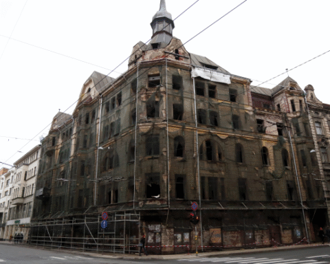 Мэр Риги требует права на введение повышенного налога на заброшенные здания