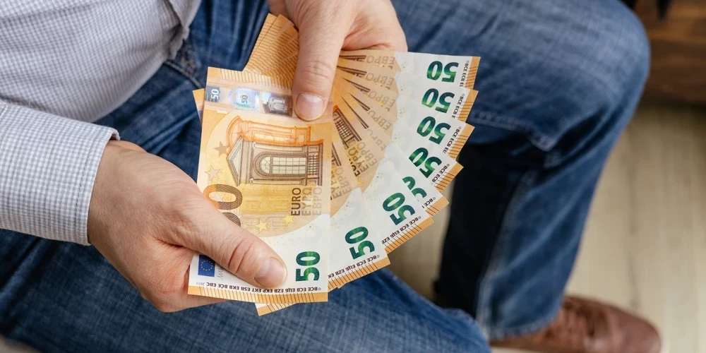 Минимальная зарплата в Латвии увеличится до 780 евро в 2024 году