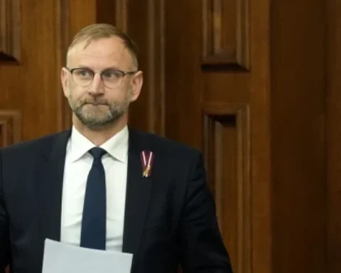 Министр Швинка остался на посту: вотум недоверия провален с перевесом в два голоса