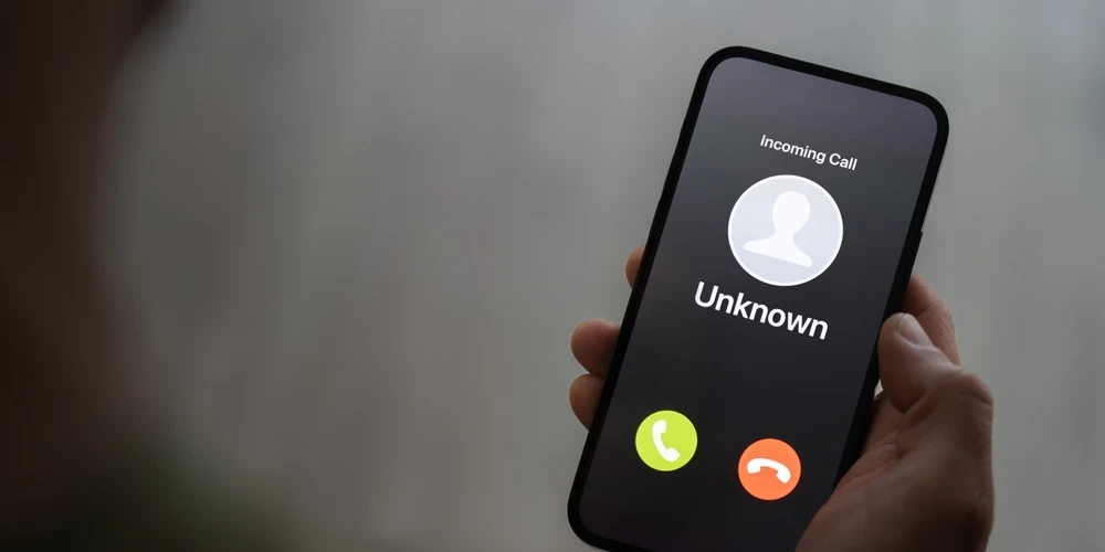 Мошенники обманули жителей Латвии на полмиллиона, выдавая себя за госслужбы