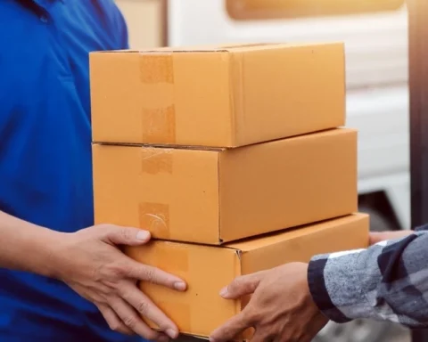 Мошенники выдают себя за курьеров: Venipak Latvija предостерегает от риска в праздничный сезон