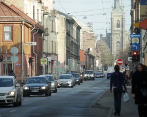 Мужчина в Риге пытался увести ребенка и напал на очевидицу