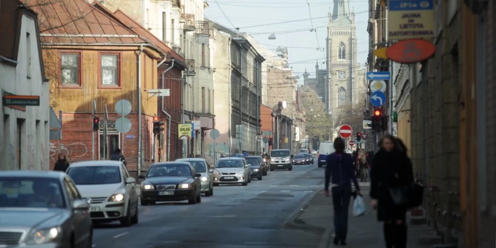 Мужчина в Риге пытался увести ребенка и напал на очевидицу