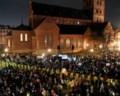 На Домской площади протестуют 10 000 человек против выхода Латвии из Стамбульской конвенции