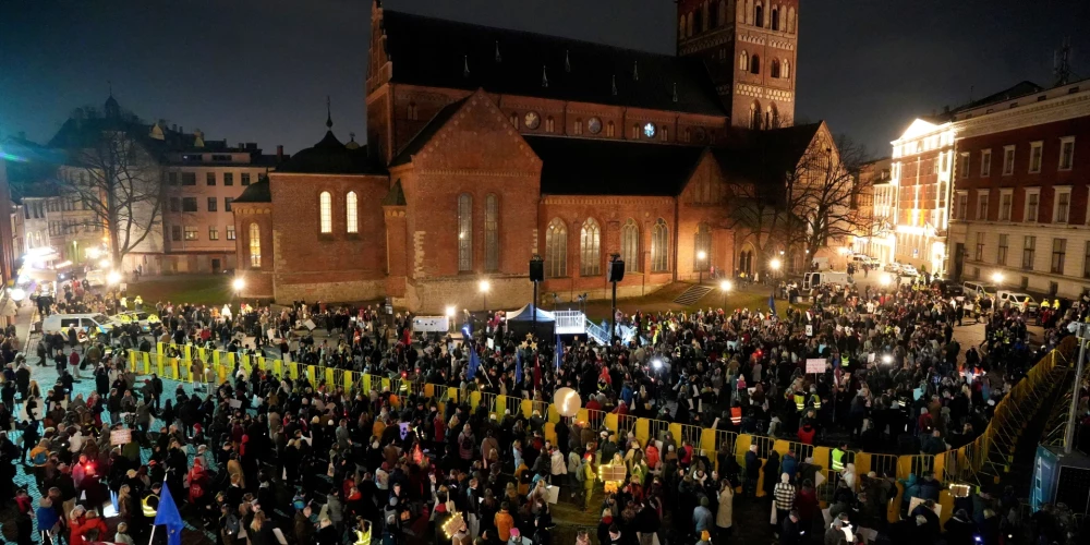 На Домской площади протестуют 10 000 человек против выхода Латвии из Стамбульской конвенции