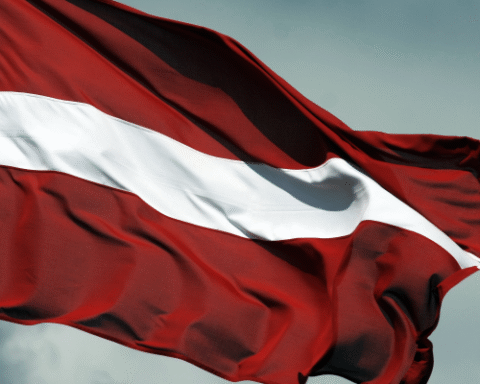 На телекоммуникационных башнях Латвии поднимут флаги в честь государственных праздников