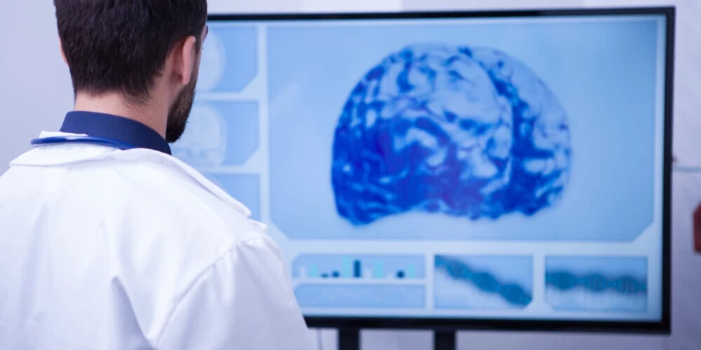 Неврологи предупреждают о нехватке помощи пациентам с болезнью Паркинсона в Латвии