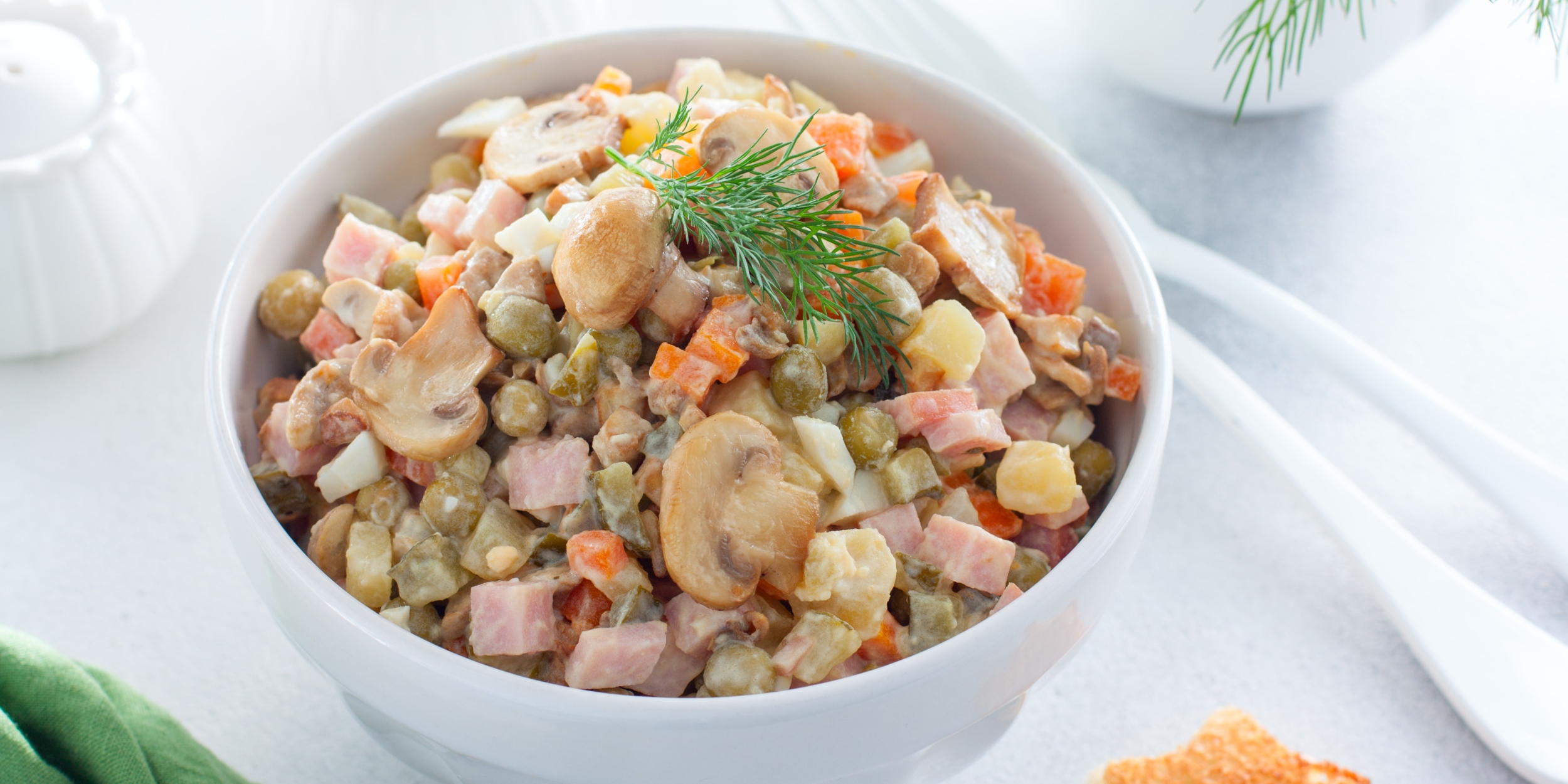 Оливье с колбасой и маринованными шампиньонами в новогоднем меню