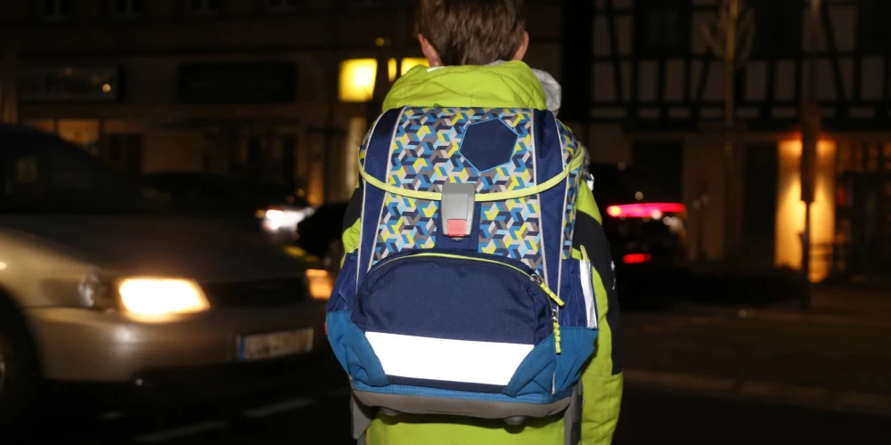 Омбудсмен критикует: школу в Латвии продолжают открывать раньше восьми утра