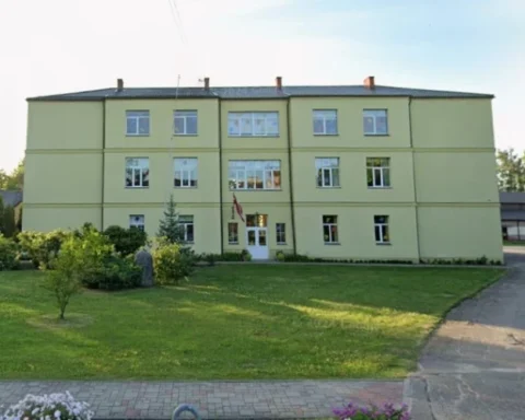 Пенкульская школа в Латвии продолжает функционировать несмотря на последствия войны