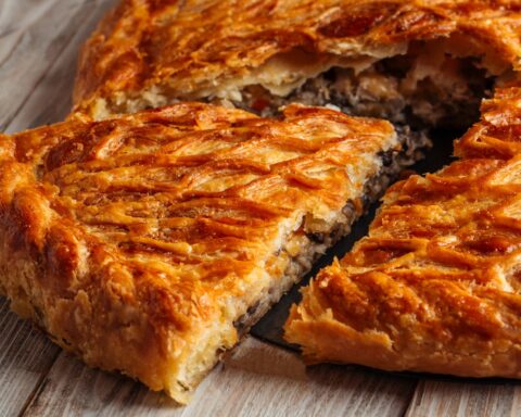 Пирог из слоёного теста с говяжьим фаршем и тыквой