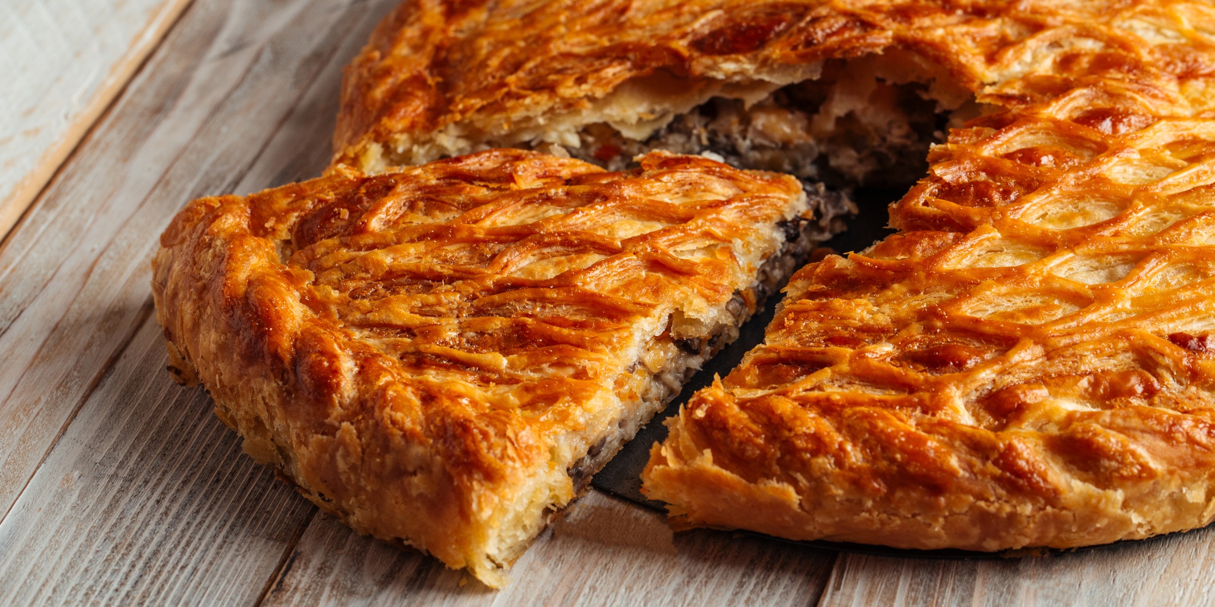 Пирог из слоёного теста с говяжьим фаршем и тыквой