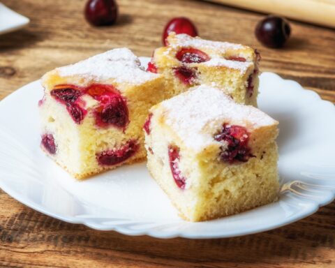 Пирог со сметаной и замороженной вишней