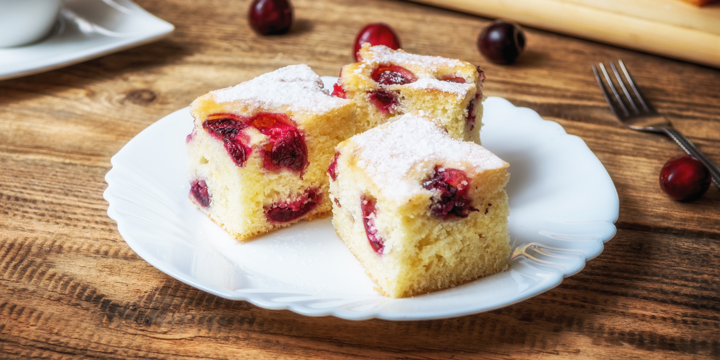 Пирог со сметаной и замороженной вишней