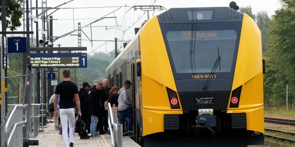 Почетные семьи смогут бесплатно ездить на поездах 11 и 18 ноября в Латвии