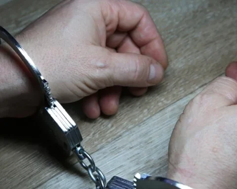 Полиция арестовала мужчину, выманившего 35 000 евро у знакомых под предлогом помощи в покупке автомобиля