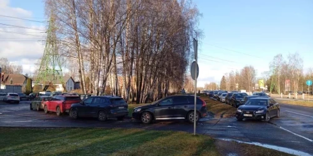 Полиция разъясняет возможные штрафы за ожидание в очереди на замену шин