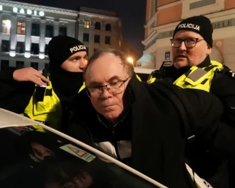 Полиция задержала двух человек на протесте на Домской площади в Риге