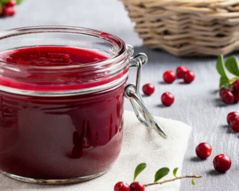 Пряный брусничный соус улучшает вкус блюда из мяса