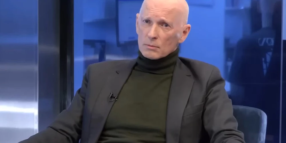 Режиссер Херманис призывает депутатов работать без зарплаты, обсуждая общественные средства