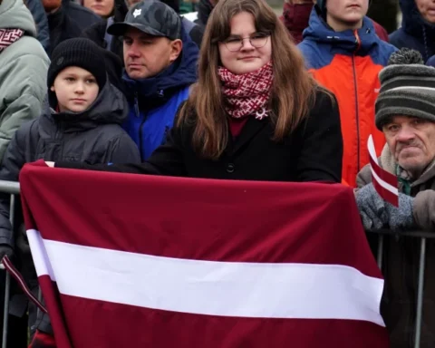 Рига: 40% жителей не участвуют в ноябрьских праздниках и не объясняют детям значение памятника Свободы