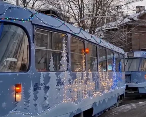 Рига запустила праздничный трамвай: отслеживайте его на онлайн-карте по уникальному символу