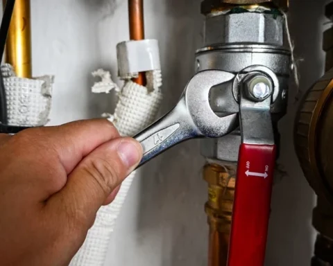 Rīgas ūdens объясняет причины промывки водопроводных сетей в Риге после дезинфекции