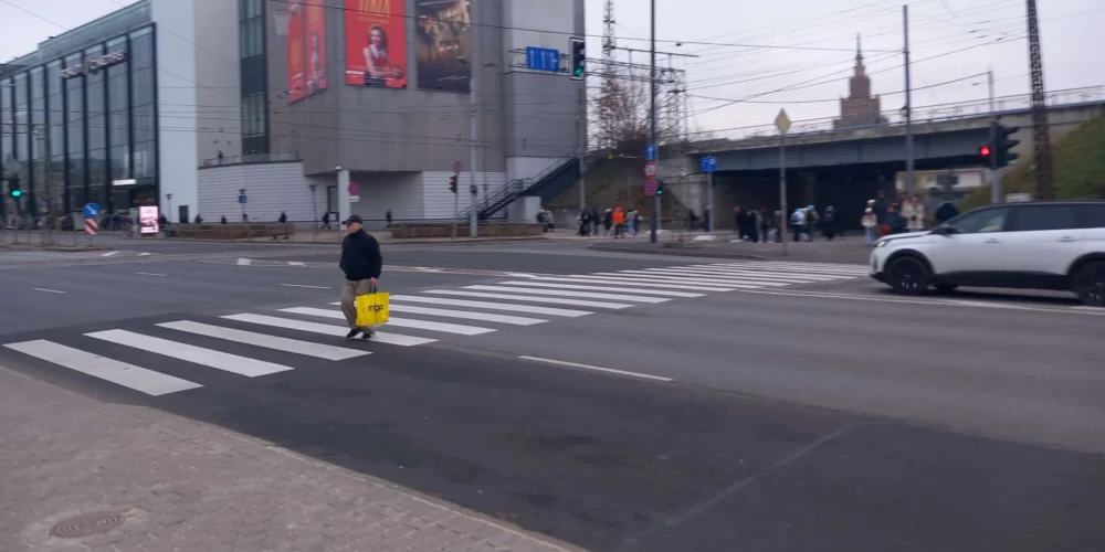 Рижане оценили новый пешеходный переход: 56% выбрали его вместо туннеля