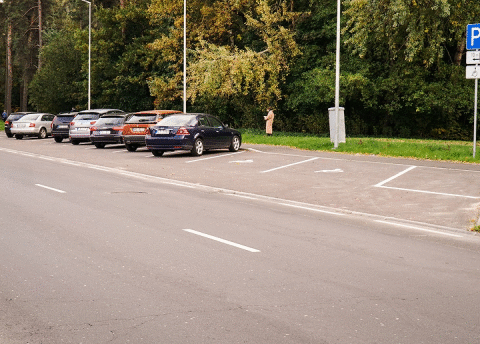 Рижане продолжают получать штрафы за парковку в карманах, несмотря на споры властей