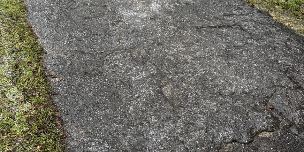 Рижане жалуются на опасные условия на дорогах из-за ледяного покрова