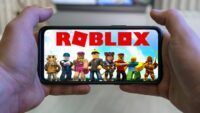 Roblox вводит новые правила безопасности: детям запрещено общаться с незнакомыми взрослыми