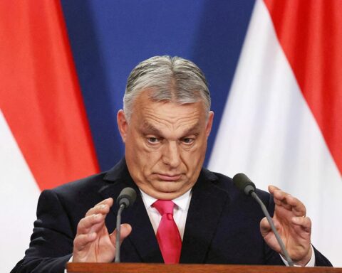 Российский лабиринт Орбана: дешевый газ, дорогие контракты и молчание за миллиарды