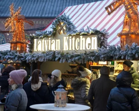 Рождественская ярмарка на Домской площади: программа и расписание выступлений артистов