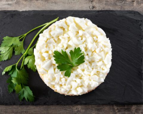 Салат «Первый снег» с курицей, яйцами и сыром