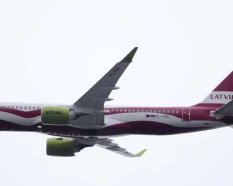 Самолет airBaltic в цветах флага пролетит над Даугавой в праздничном полете